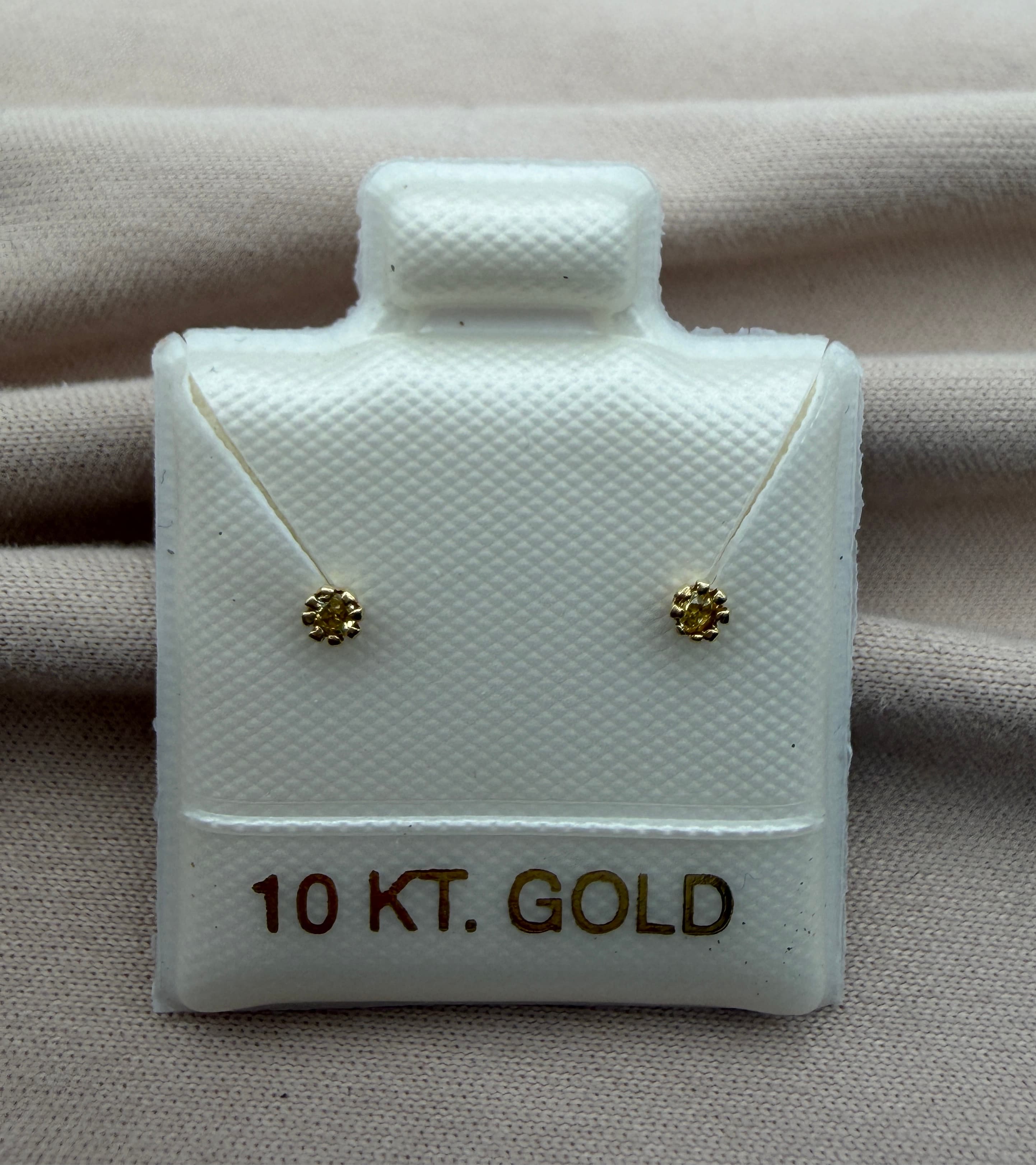 Broqueles Mínimo Dorado — Oro 10k con Zirconia